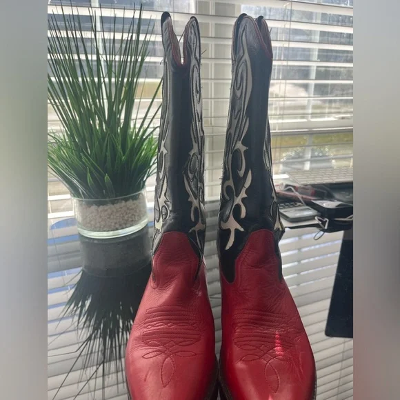Women’s Red and Black Western Heeled Boots with White Stitching - Picture 4 of 7